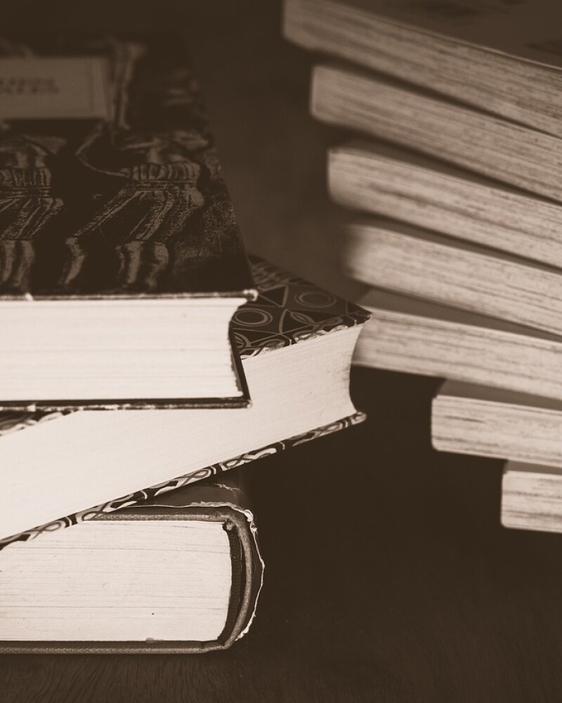 Стопка научных книг в библиотеке — символы знаний и исследований